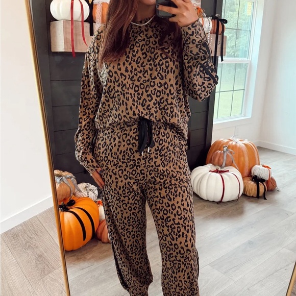 Leopard Print 2 PC Set - Picture 10 of 16